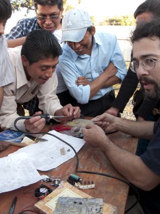 Menschenrechtler aus verschiedenen Ländern helfen 2011 einer Maya-Gemeinschaft in Guatemala beim Aufbau eines Radiosenders, damit sie sich gegen einen kanadischen Konzern wehren können, der in der Region Gold abbaut.