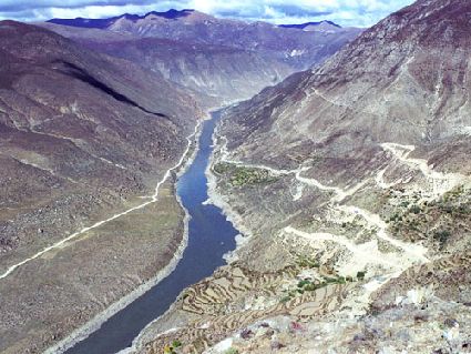 Il Canyon Jiacha, fiume Brahmaputra presso Zhangmu in Tibet.