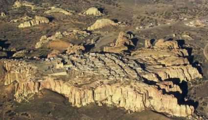 Acoma Pueblo ist auch als Himmelsstadt bekannt. Sie liegt etwa 120 Meter uber der Steppe. Die meisten Acoma leben heute jedoch nicht mehr auf dem Tafelberg, sondern in der Ebene. Foto: Marshall Henrie / Wikipedia BY-SA 3.0.