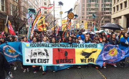 Auf dem Weg zum Weißen Haus: Der Protestmarsch Tausender Standing-Rock-Aktivisten in Washington DC, vorneweg selbstbewusste Jugendliche mit einer klaren Botschaft. Foto: Vision Planet Media/Flickr BY-NC-ND 2.0.