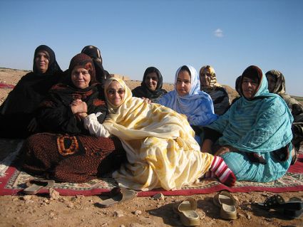 Aminatou Haidar in mezzo ad alcune amiche presso El Aaiùn. Foto: Saharauiak (Wikimedia Commons).