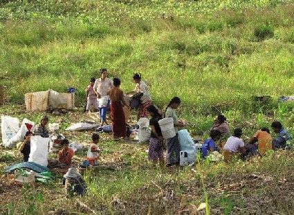 Nel novembre 2010 oltre 200 profughi Karen sono fuggiti dal loro villaggio Pa Lu in Birmania verso la Thailandia. Foto: Prachatai, flickr.