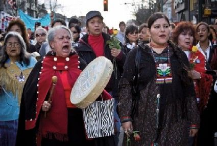 Donne indigene manifestano a Vancouver durante il 'Women's Memorial March'. Foto: Christopher Bevacqua, flickr.