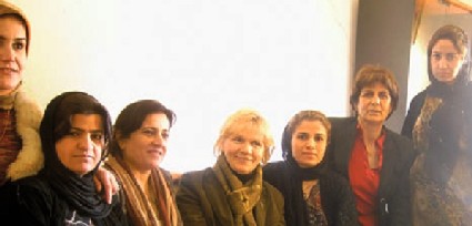 'Barzan-Frauen' mit den GfbV-Vertreterinnen Fadila Memisevic (Mitte) und Maria Sido (2.v.r.). Foto: GfbV-Archiv.