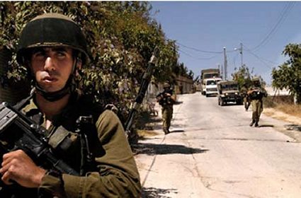 Soldati di pattuglia a Hebron in Cisgiordania. Foto: Rusty Stewart (flickr.com).