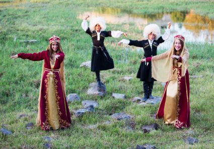 Tänzerinnen und Tänzer der Tscherkessen, die mit etwa 4.000 Angehörigen zu den zahlenmäßig kleinsten Minderheiten in Israel gehören. Foto: Israeltourism/Flickr BY-SA 2.0.