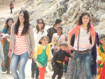 Frauen und Kinder auf dem Weg zum Newroz-Fest. Foto: Kamal Sido.