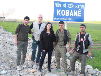 Benvenuti a Kobane, il cartello all'entrata della città è probabilmente uno dei soggetti più fotografati. Foto: Kamal Sido.