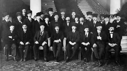 Türkische Delegation bei den Verhandlungen über den Vertrag von Lausanne im Jahr 1923, in dem unter anderem die Grenzen der heutigen Türkei festgelegt wurden. Foto: Library of Congress/Public Domain.