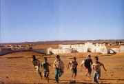 Bambini sahrawi che corrono nel deserto. Foto di Giorgio Fornoni