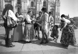 Handlesende Zigeunerinnen auf dem Domplatz in Mailand