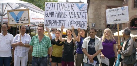 Die GfbV demonstrierte am 2. Juli 2009 gemeinsam mit anderen Organisationen gegen die Abschiebung langjährig in Deutschland lebender Roma.