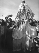 Die Patronin der Zigeuner ist Sara, die Schwarze Madonna. Ihr zu Ehren findet jedes Jahr im Mai eine große Wallfahrt nach Les-Saintes-Maries-de-la-Mer (Frankreich) statt.