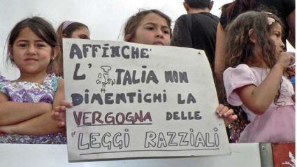 'Affinché l'Italia non dimentichi la vergogna delle leggi razziali': bambini rom ad una manifestazione in Italia nel 2008.