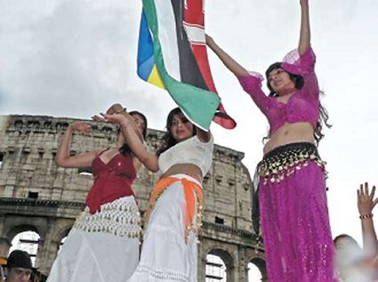 Tanzende Roma-Frauen bei einer Demonstration vor dem Kolosseum in Rom.