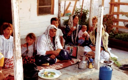 Eine Roma-Familie in Volos. Fotos: Mozes Heinschink.