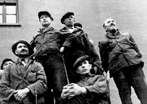 1947 - Operai in piazza Chanoux, Aosta. 'Le chemin du S.A.V.T. 1952-2002', 2002