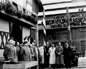 1948 - Pietro Fosson (al centro della foto) all&rsquo;interno dello Stabilimento Cogne durante la premiazione dei lavoratori con vent&rsquo;anni di servizio. 'Le chemin du S.A.V.T. 1952-2002', 2002