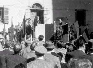1953 - Morgex: lavoratori e bandiere del S.A.V.T.. 'Le chemin du S.A.V.T. 1952-2002', 2002