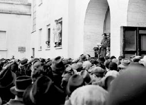 1947 [?] - Operai di Cogne al Palazzo del Popolo di Aosta. 'Le chemin du S.A.V.T. 1952-2002', 2002